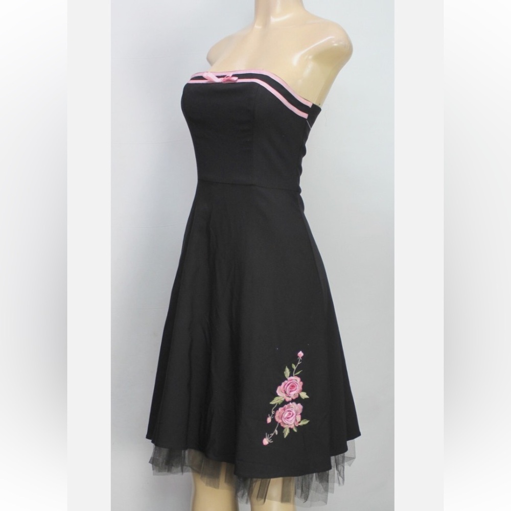 Elegant Black and Pink Strapless Dress with Floral Embroidery